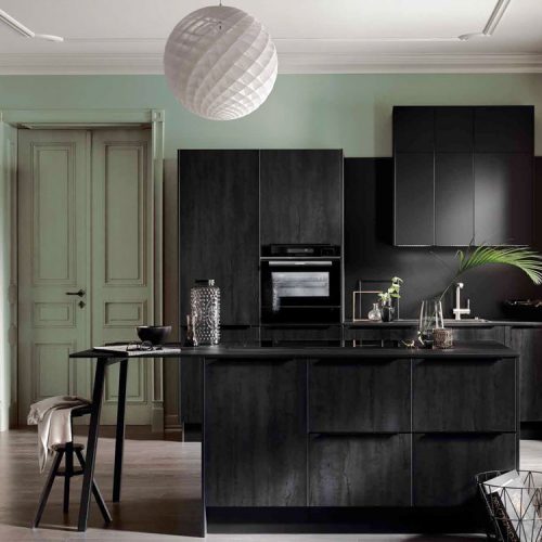 cocina con isla negra