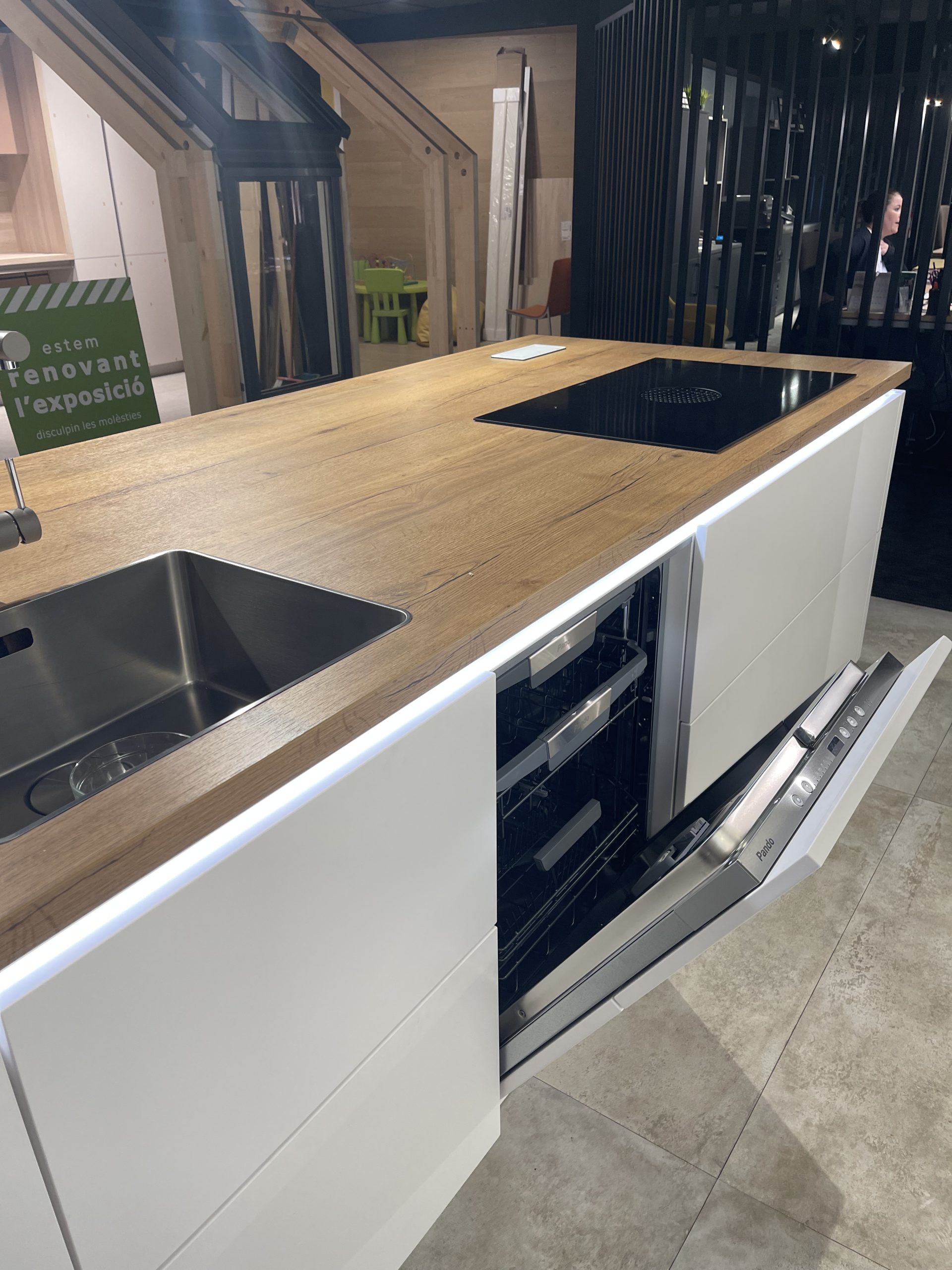 Cocina en liquidación completa con electrodomésticos