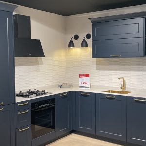 Cocina azul completa en liquidación con electrodomésticos