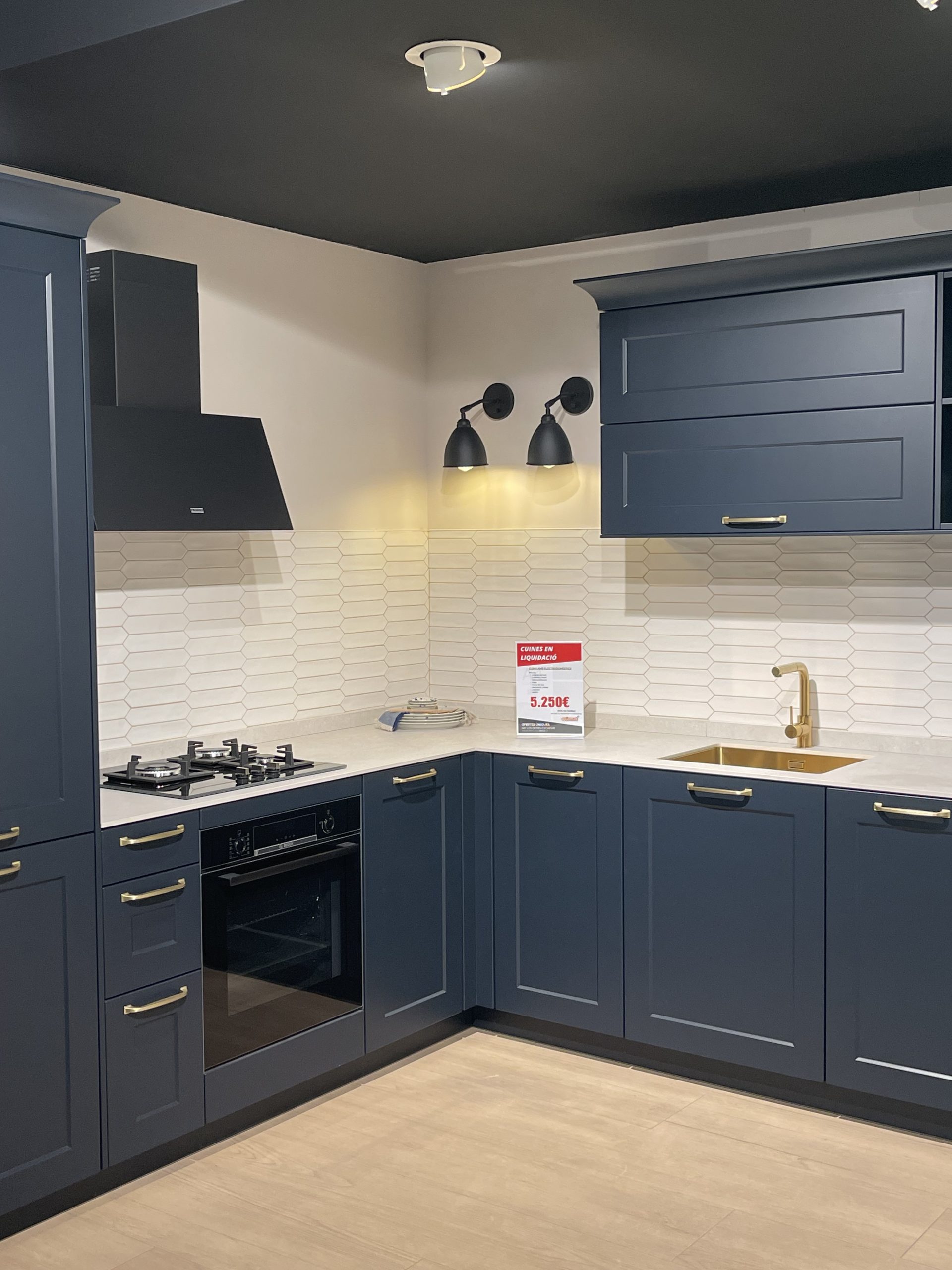 Cocina azul completa en liquidación con electrodomésticos