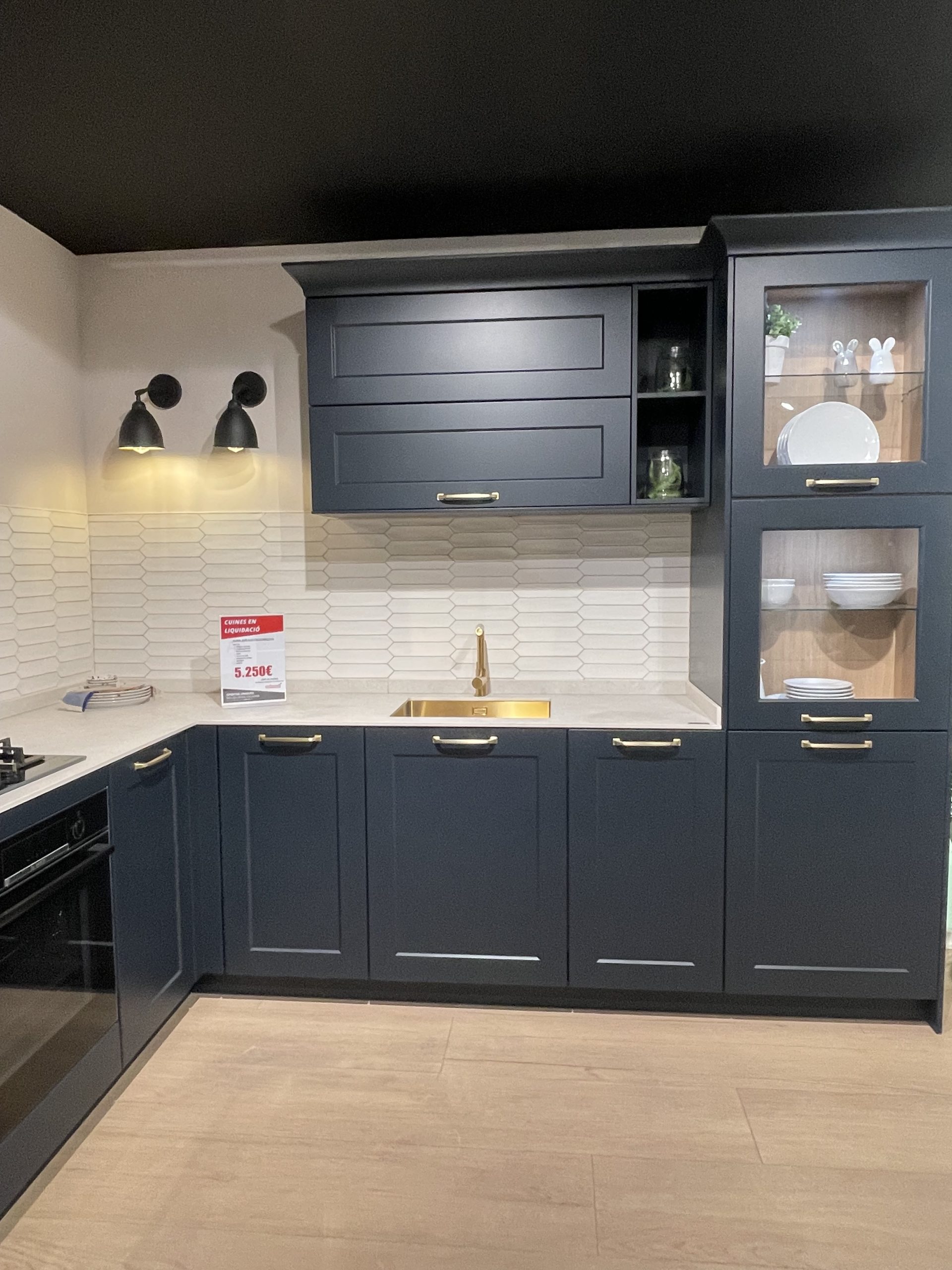 Cocina azul completa en liquidación con electrodomésticos