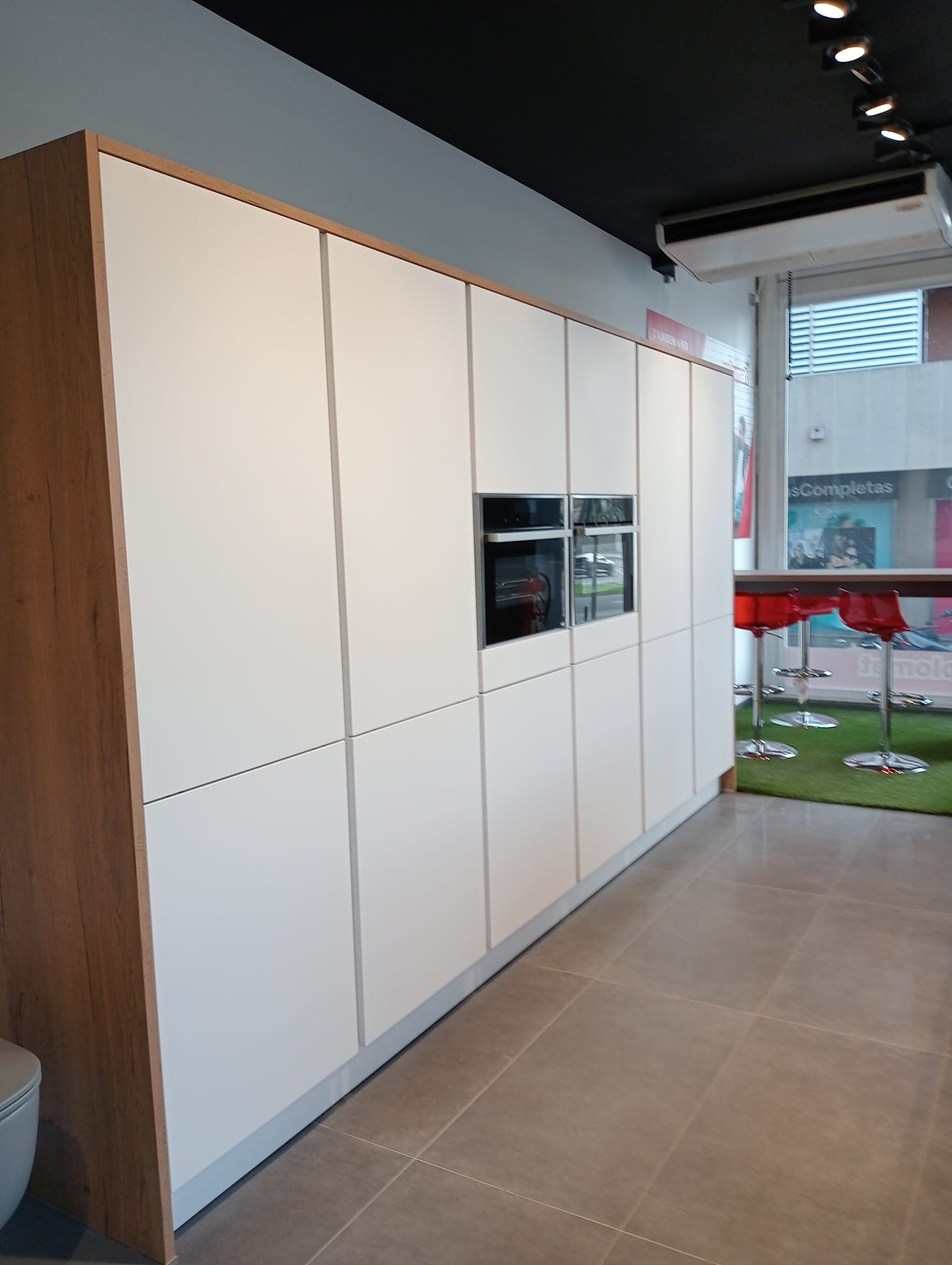 Cocina en liquidación completa con electrodomésticos en Cornellà