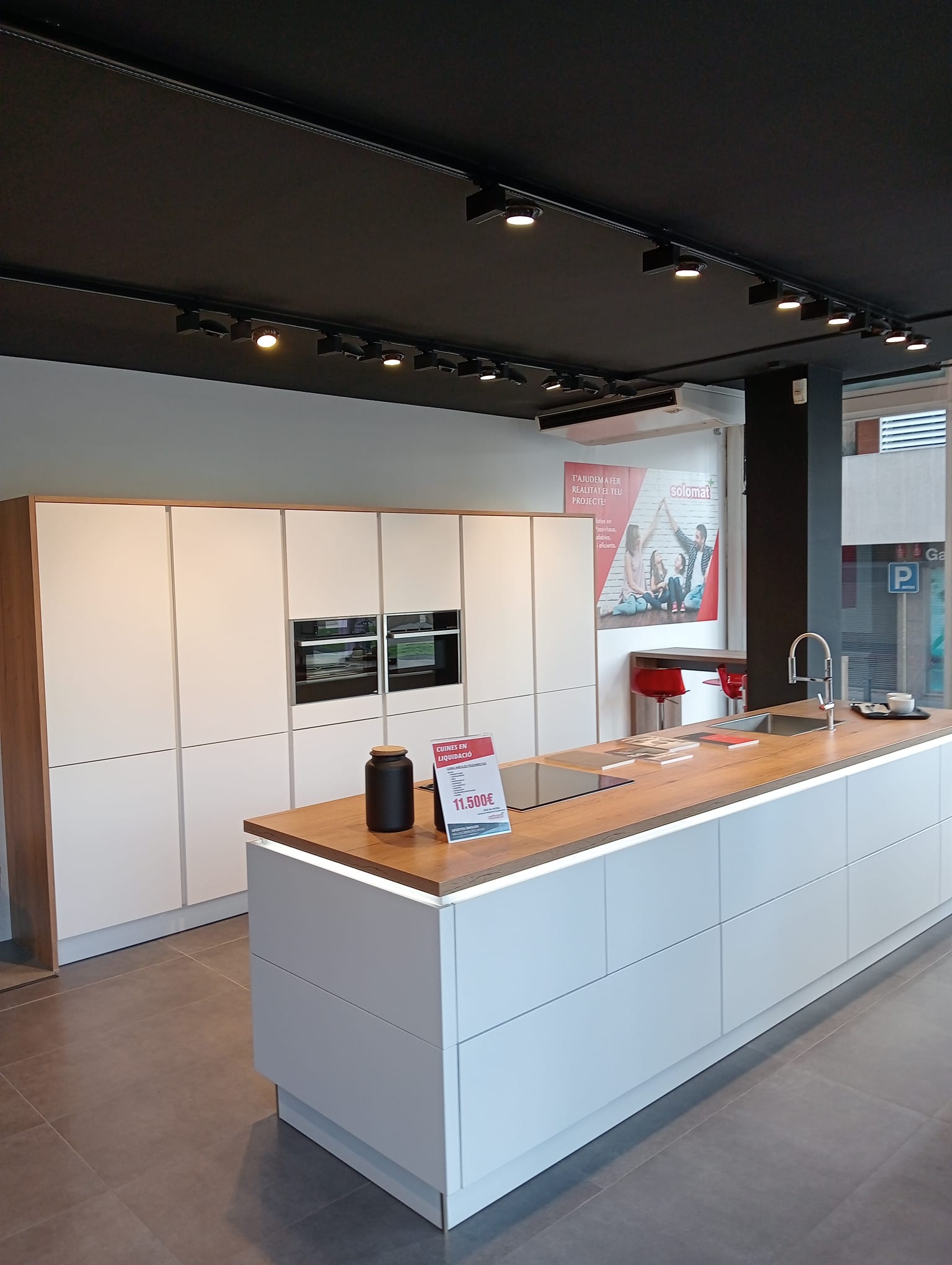 Cocina en liquidación completa con electrodomésticos en Cornellà