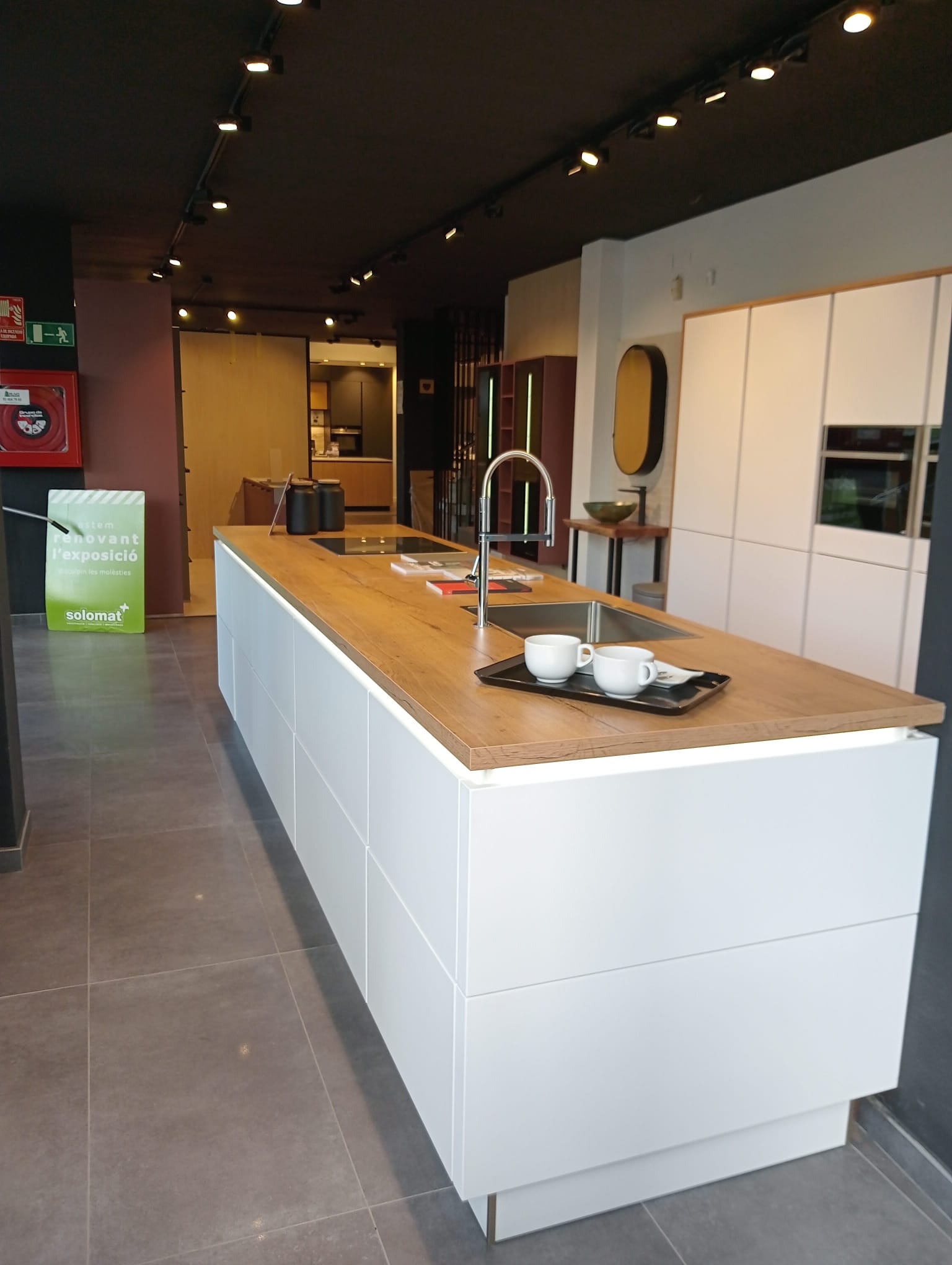Cocina en liquidación completa con electrodomésticos en Cornellà
