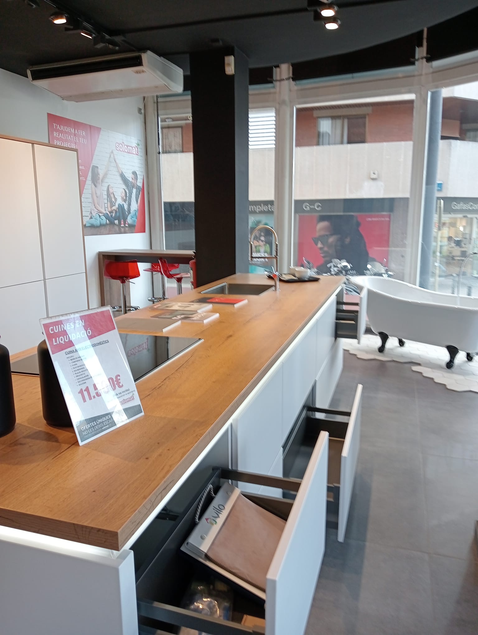 Cocina en liquidación completa con electrodomésticos en Cornellà