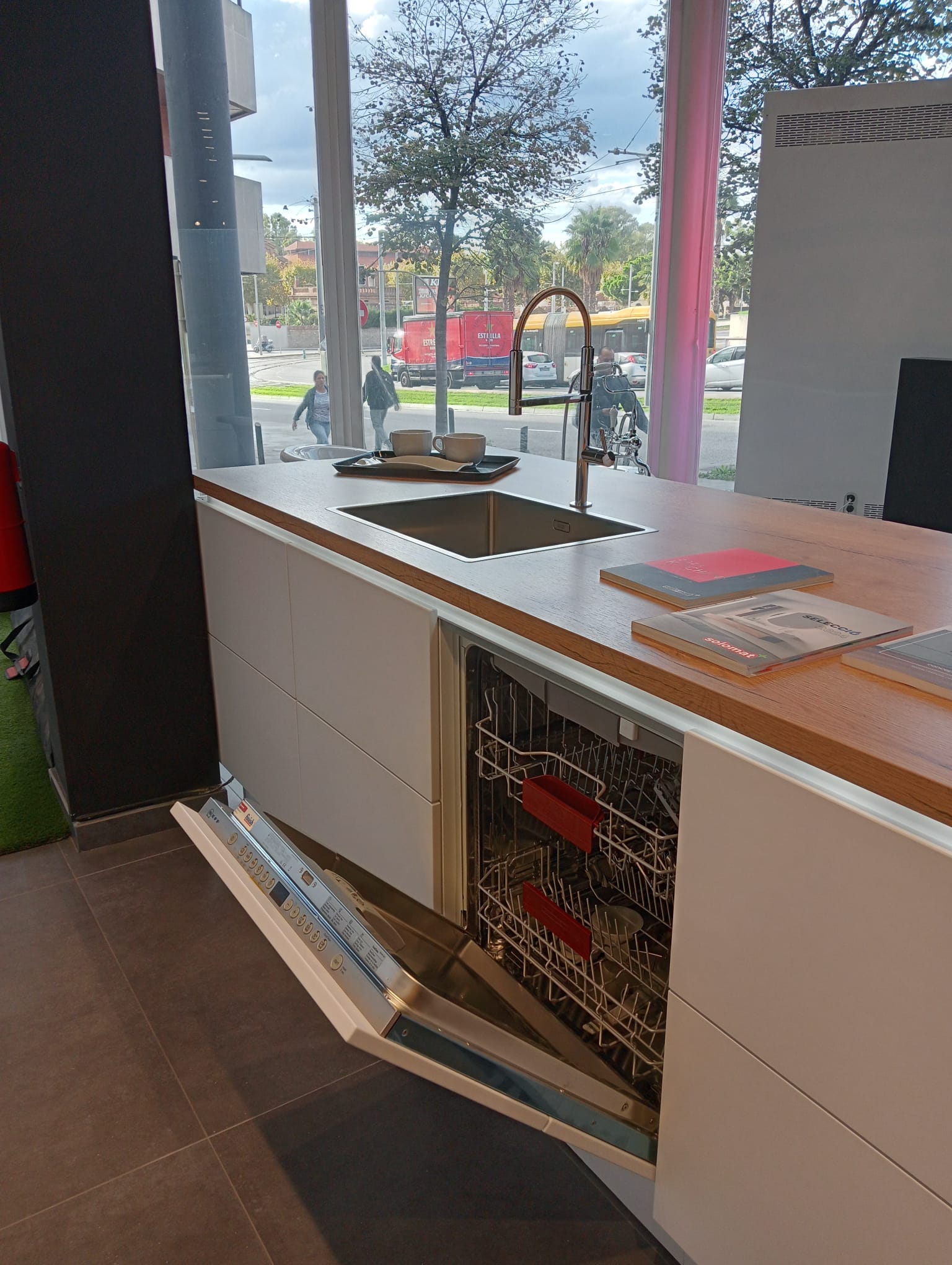 Cocina en liquidación completa con electrodomésticos en Cornellà