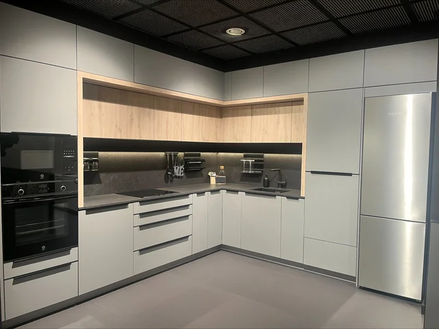 Cocina esquinera completa con electrodomésticos