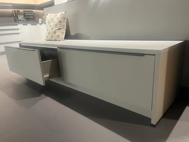 Cocina esquinera completa con electrodomésticos