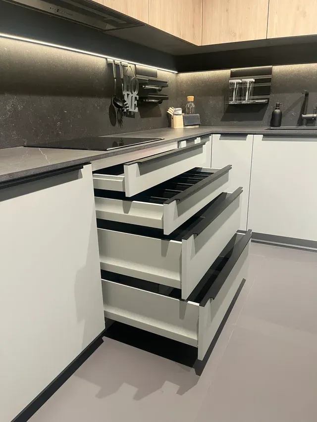 Cocina esquinera completa con electrodomésticos