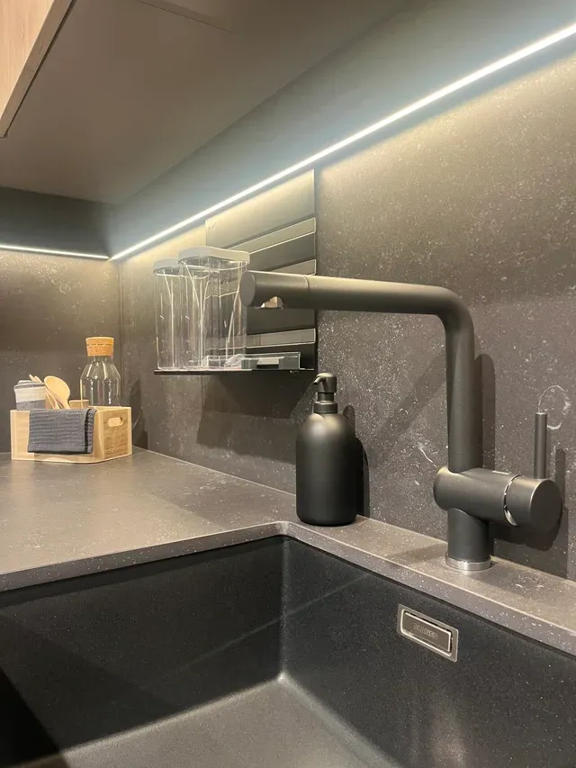 Cocina esquinera completa con electrodomésticos